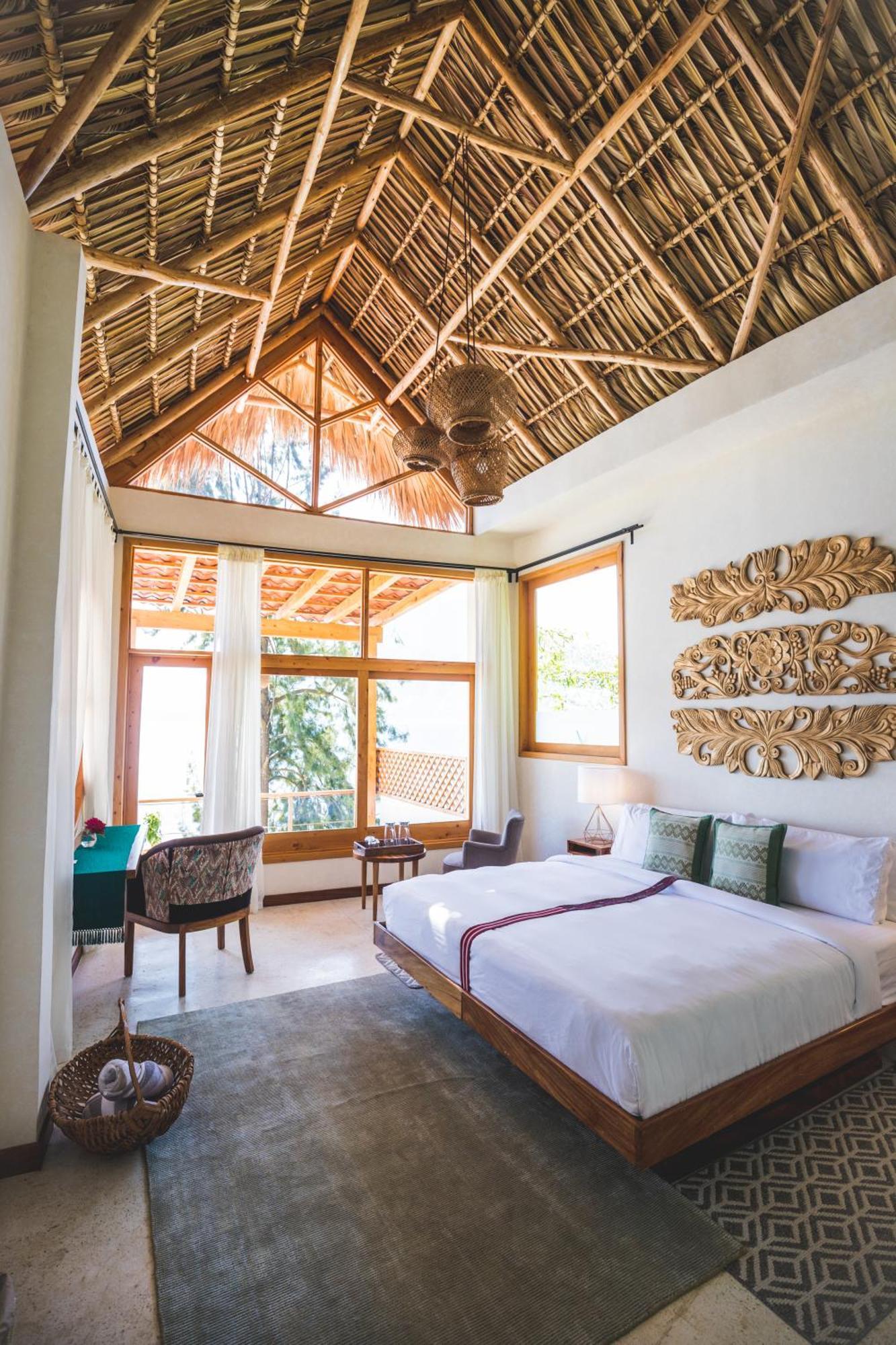 Suite con cama grande y balcón